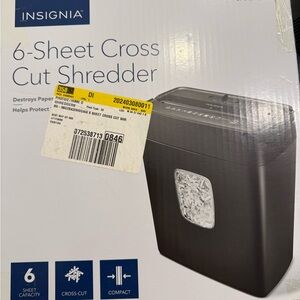 Insignia 6-Sheet Cross Cut Shredder - Black